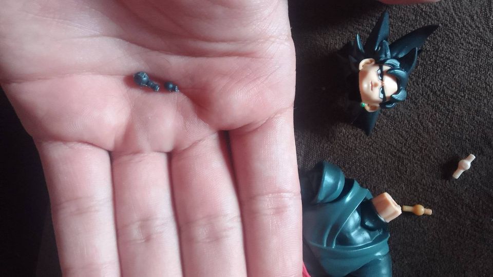 Cara…to meio triste hein, alguem ai vende peça pra SH figuarts? Não sei dizer …