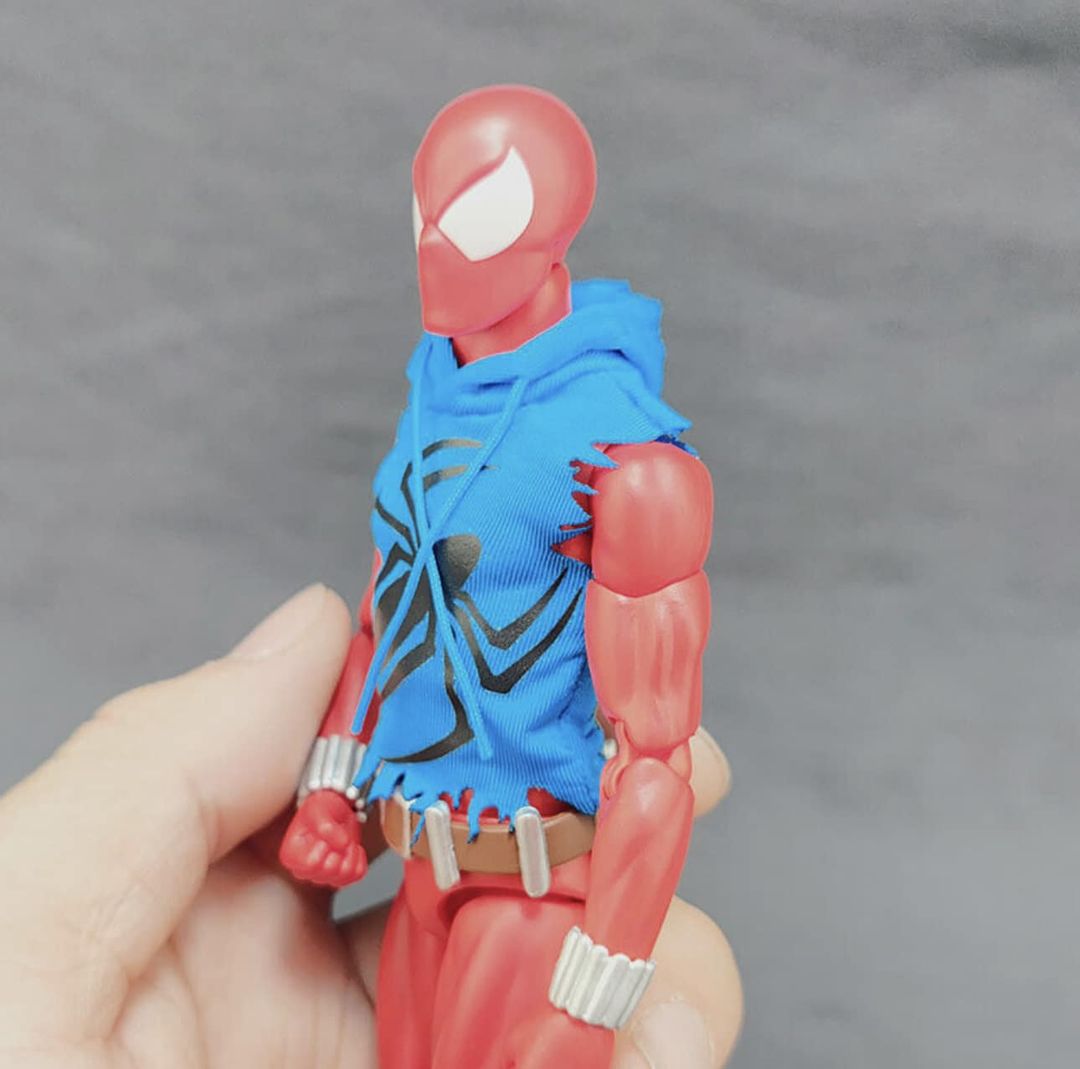 Alguém tem um casaco desse do Scarlet Spider Mafex pra vender??